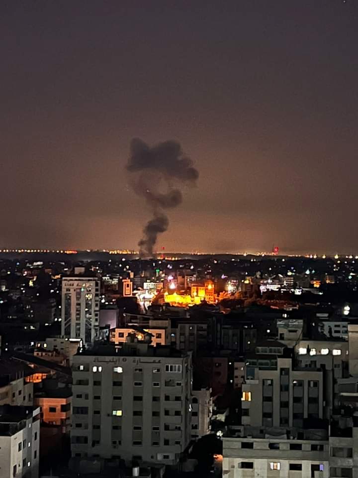 مراسل صوت الحق : طائرات الاحتلال تستهدف أرض زراعية شرق مدينة غزة.