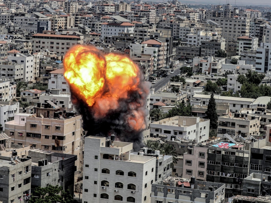 غزة .. استشهاد 12 شخصا وإصابة 20 في الغارات الإسرائيلية 