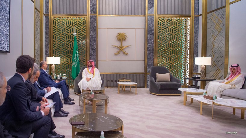 ولي العهد السعودي يلتقي وزير الخارجية الإيراني في جدة