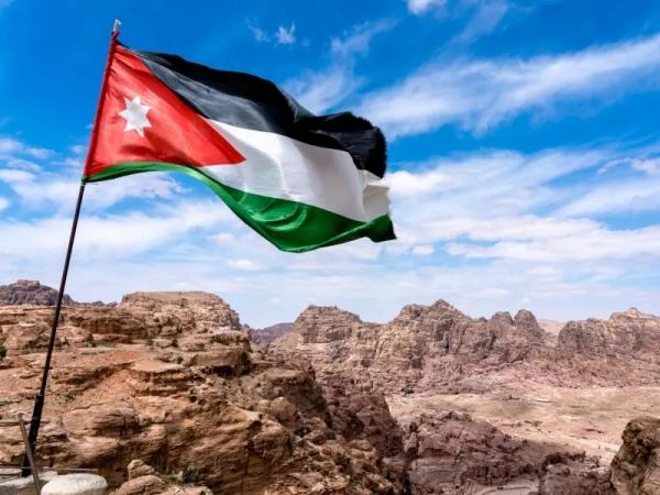 خافقٌ في المعالي والمُنى .. الأردنيون يحتفلون بيوم العلم
