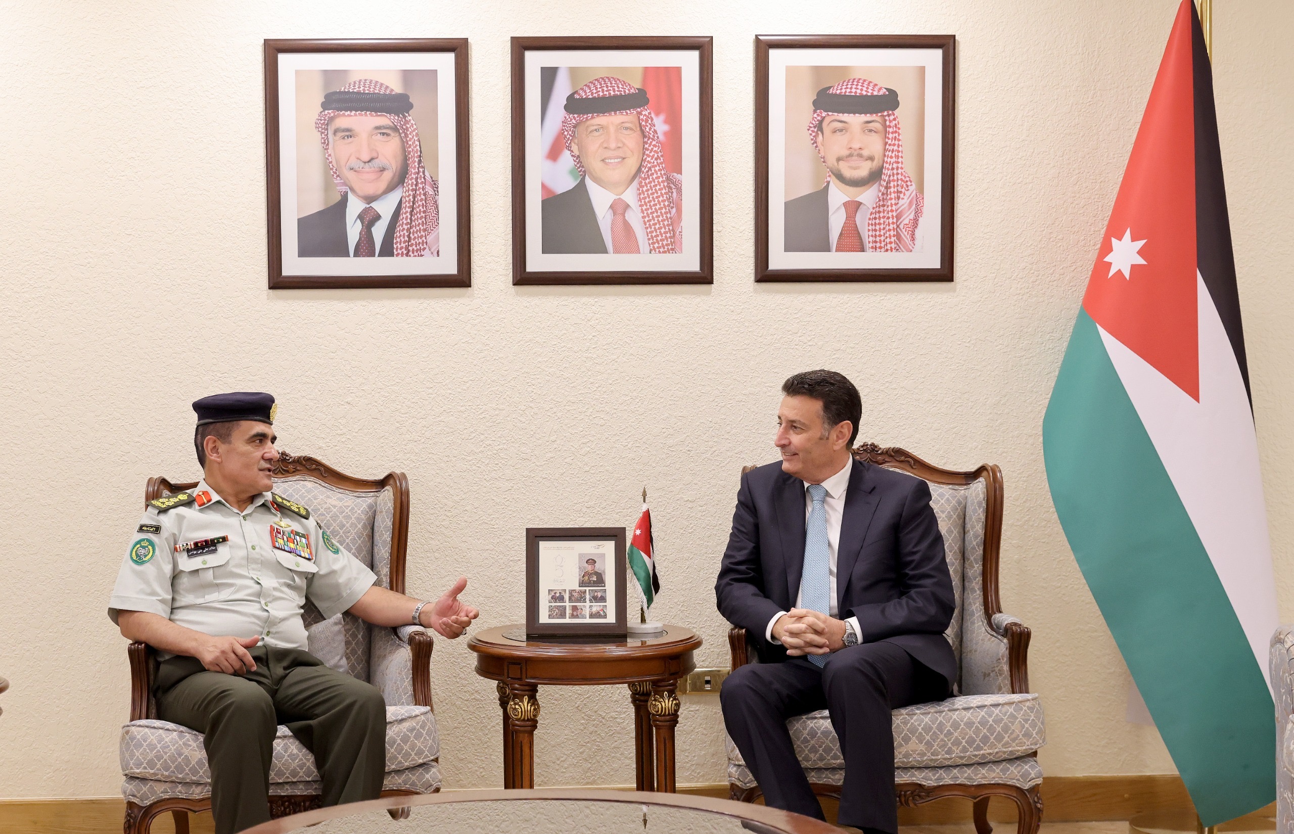 الصفدي يرحب بوفد كلية الدفاع الوطني: العيون تزهو برؤية العسكر على شرفات مجلس النواب