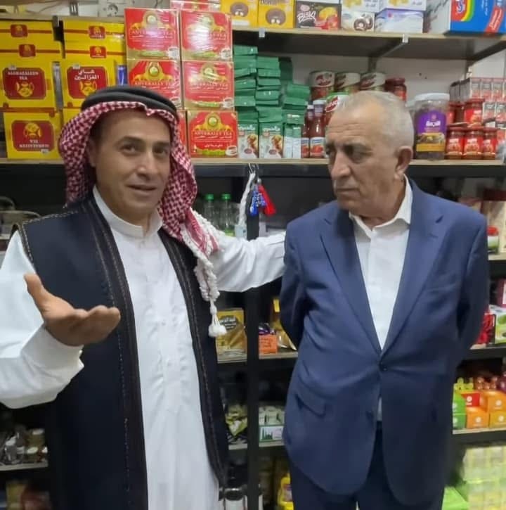''علب شاي'' تُزعج وزير الثقافة - فيديو 