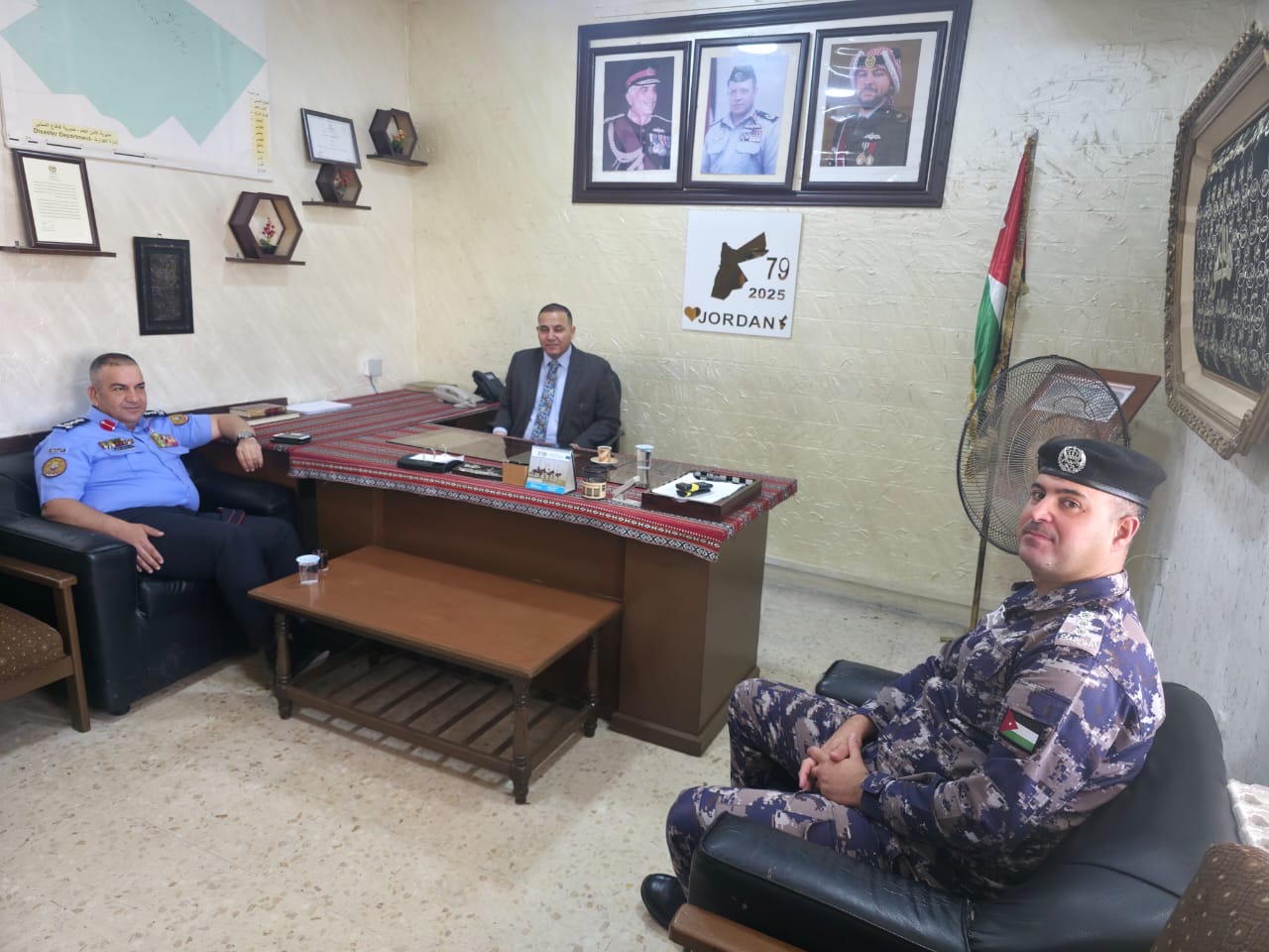 محافظ الزرقاء يزور مركز دفاع مدني شويعر ويشيد بجاهزية الكوادر