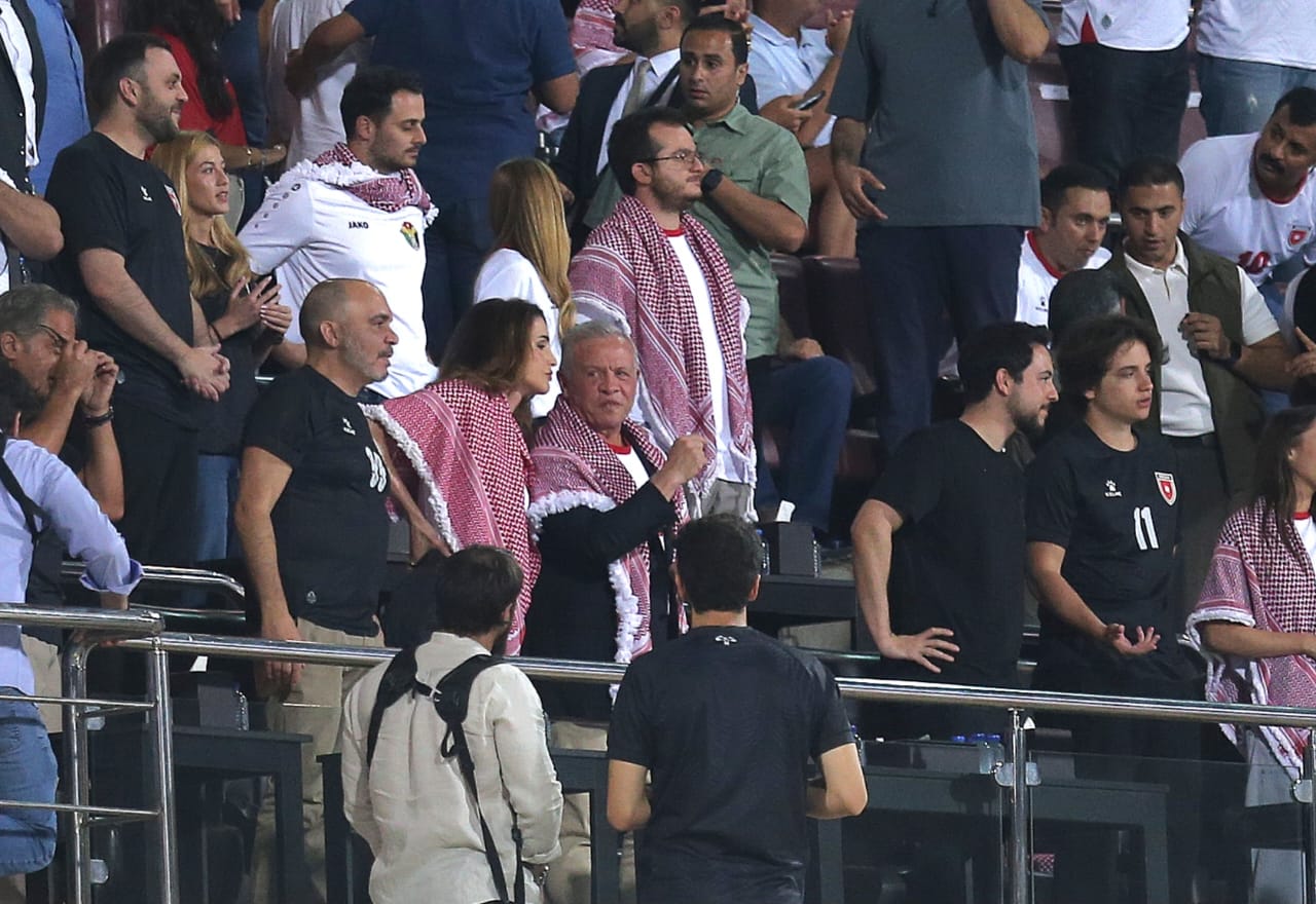 الملك والملكة يصلان ستاد عمان لمؤازرة المنتخب الوطني لكرة القدم