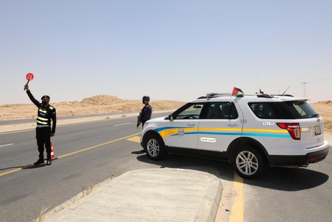 إصابة 15 شخصا على متن مركبة شحن في الطريق الصحراوي