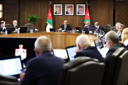 نظام يلزم الوزارات والمؤسسات الحكومية بتحسين خدماتها ويحدد المسؤوليات