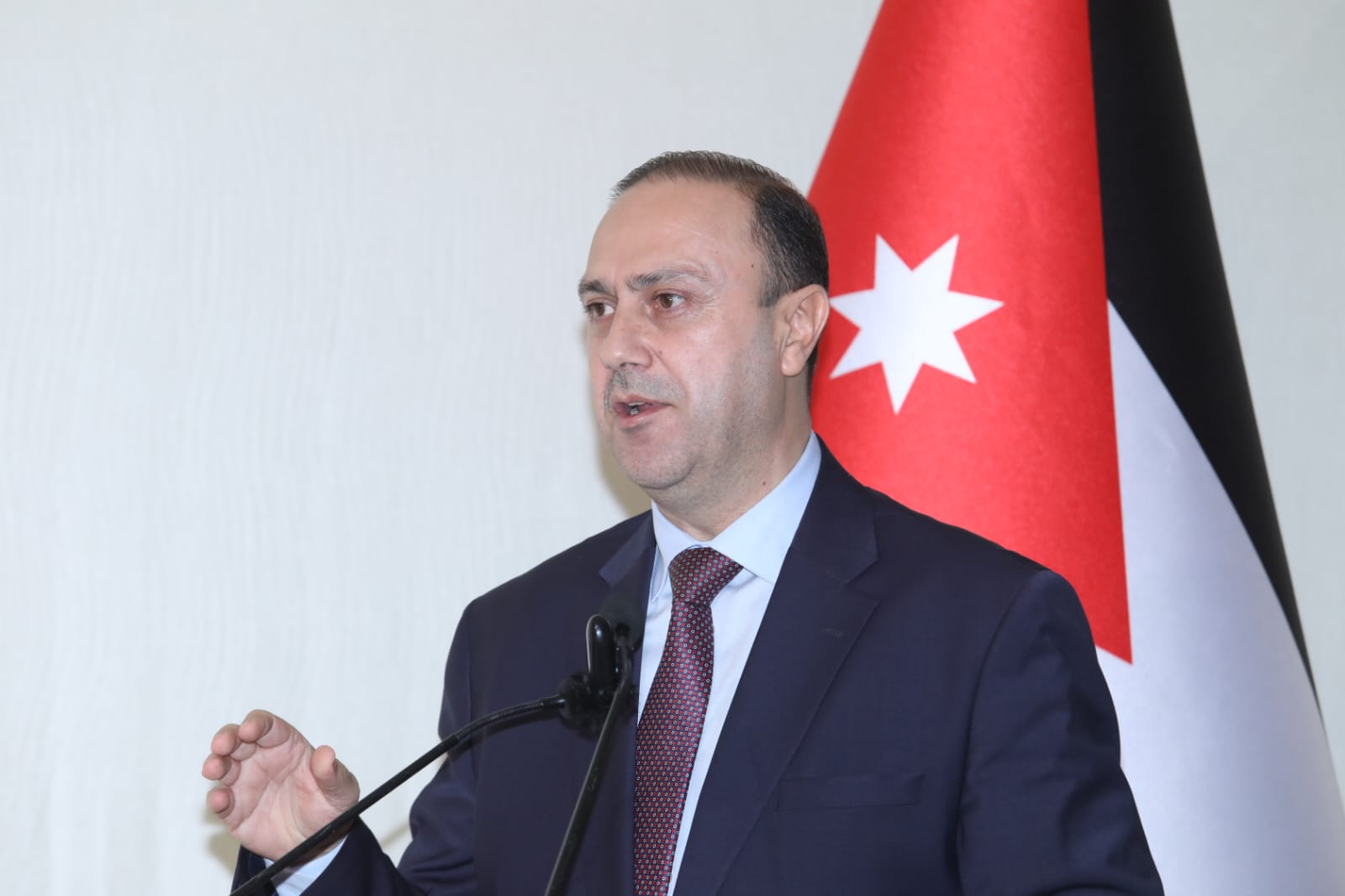 المومني: لا إصابات بشرية أو مادية تذكر جراء سقوط شظايا الصواريخ في الأردن