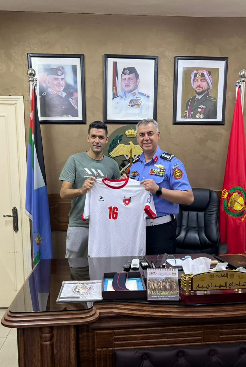العقيد شادي الهباهبة يهنئ المنتخب الوطني تأهله لمونديال كأس العالم لكرة القدم ويكرم اللاعب سليم عبيد