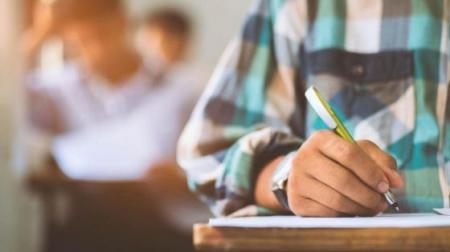 طلبة توجيهي يشكون امتحان اللغة العربية