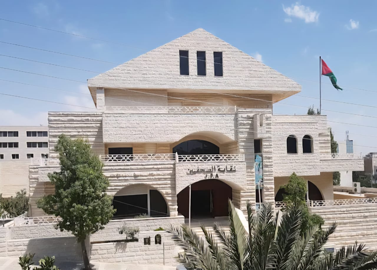 نقابة الصحفيين تنتفض دفاعًا عن زملاء مفصولين من صحيفة يومية 