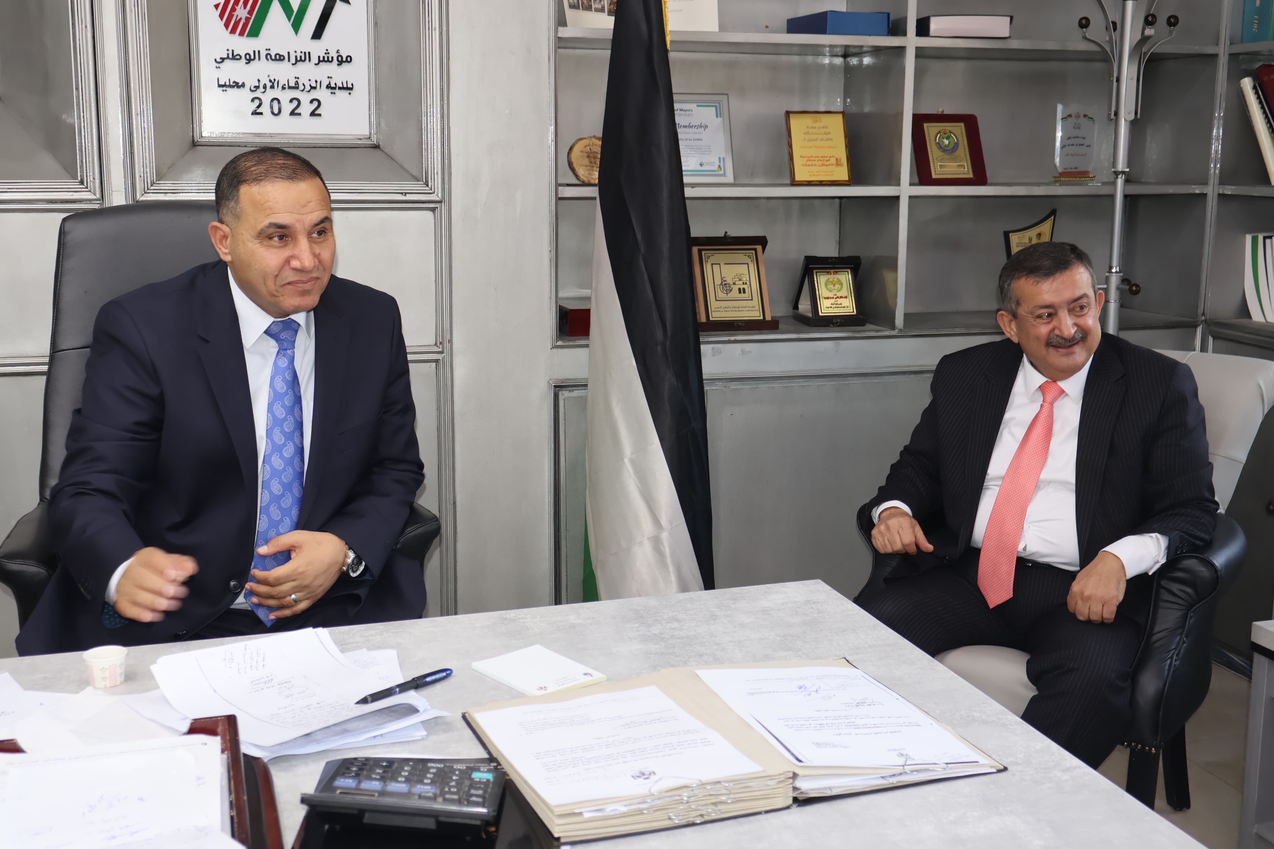 محافظ الزرقاء يزور دار البلدية مهنئًا لجنة بلدية الزرقاء