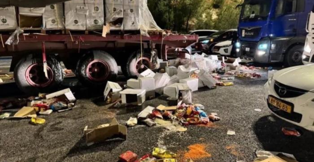 قافلة أردنية تواجه اعتداءات المستوطنين في طريقها إلى غزة .. وإصابة عدد من السائقين