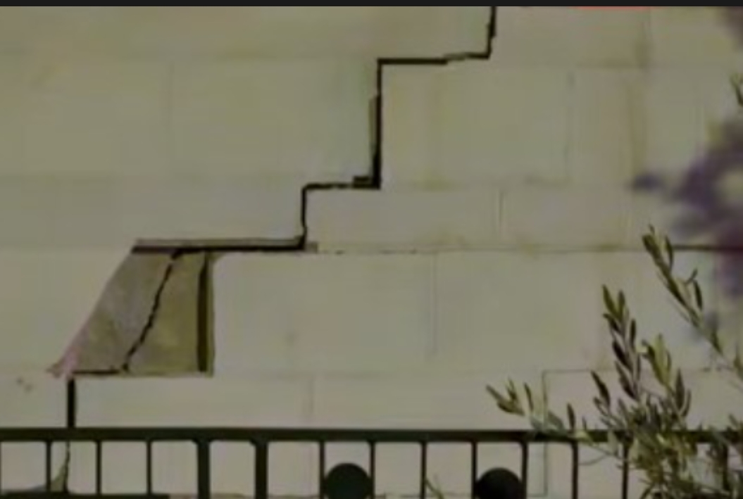 الأمن يطوق منزلاً آيلاً للسقوط وسط مدينة إربد