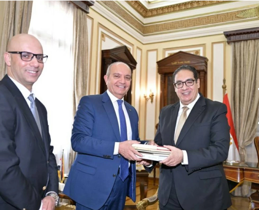 السفير العضايلة يلتقي رئيس جامعة القاهرة ويشارك في حفل تخريج الطلبة الأردنيين