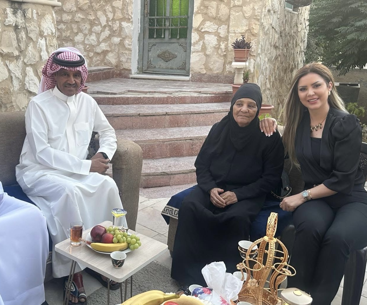 الفنان خالد عبدالرحمن يحقق أمنية الحاجة أم إبراهيم بزيارة خاصة