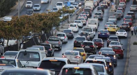حريق مركبة يتسبب في أزمة سير بشارع الصناعة باتجاه خلدا
