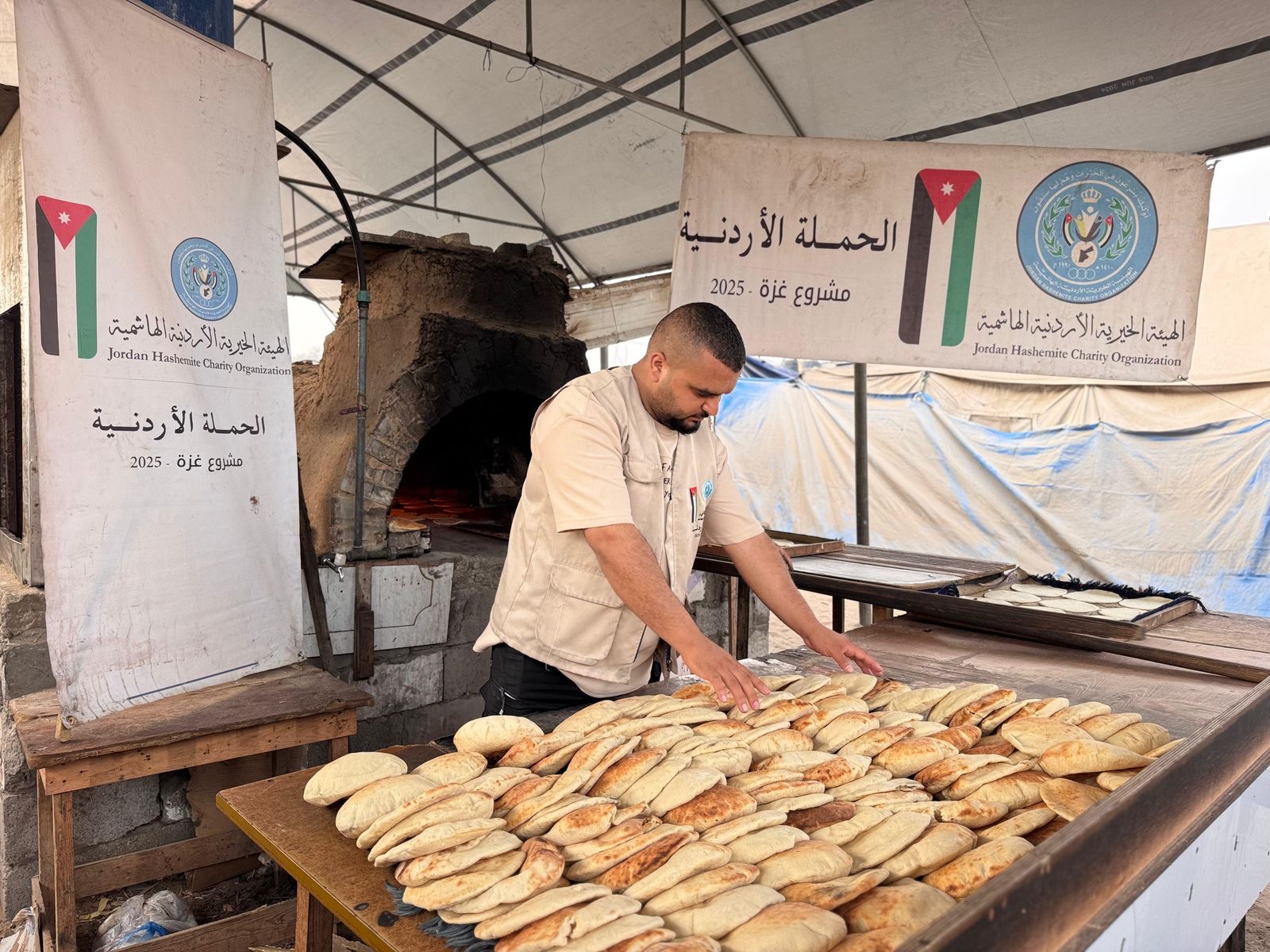 الحملة الأردنية والهيئة الخيرية توزعان الخبز على نازحي مواصي خان يونس