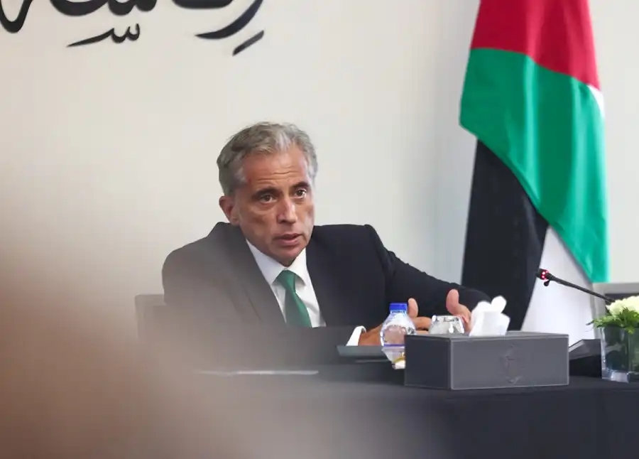 رئيس الوزراء يجتمع بالأمناء العامِّين للوزارات ويحثّهم على تحمُّل مسؤوليَّاتهم وقيادة جهود التَّخطيط والتَّنفيذ