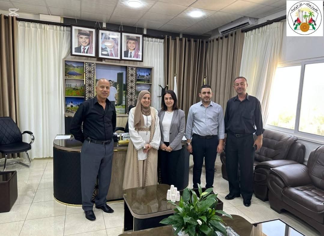 رئيسة لجنة بلدية خالد بن الوليد تتفقد المدارس وتؤكد دعم البيئة التعليمية