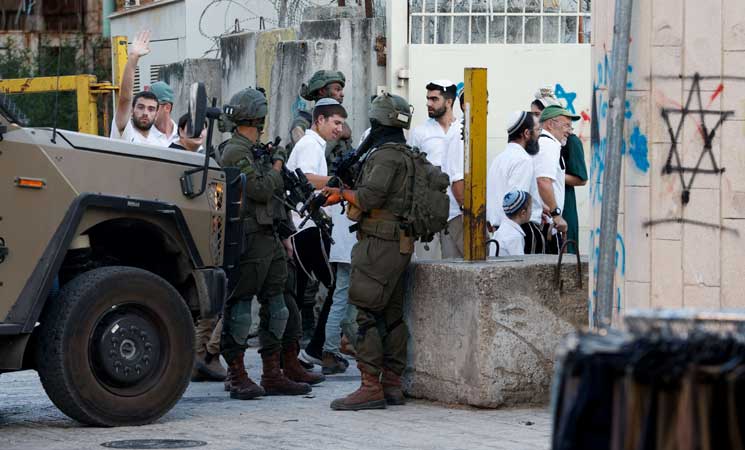 الضفة.. مستوطنون يعتدون على فلسطيني ويسرقون 300 رأس غنم برام الله