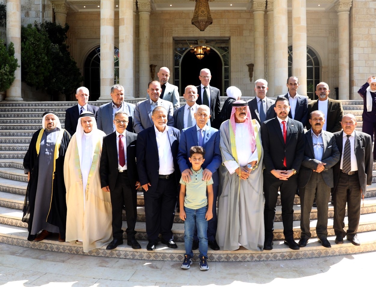 رئيس الديوان الملكي يلتقي وفدًا من جمعية فكر للتنمية الثقافية