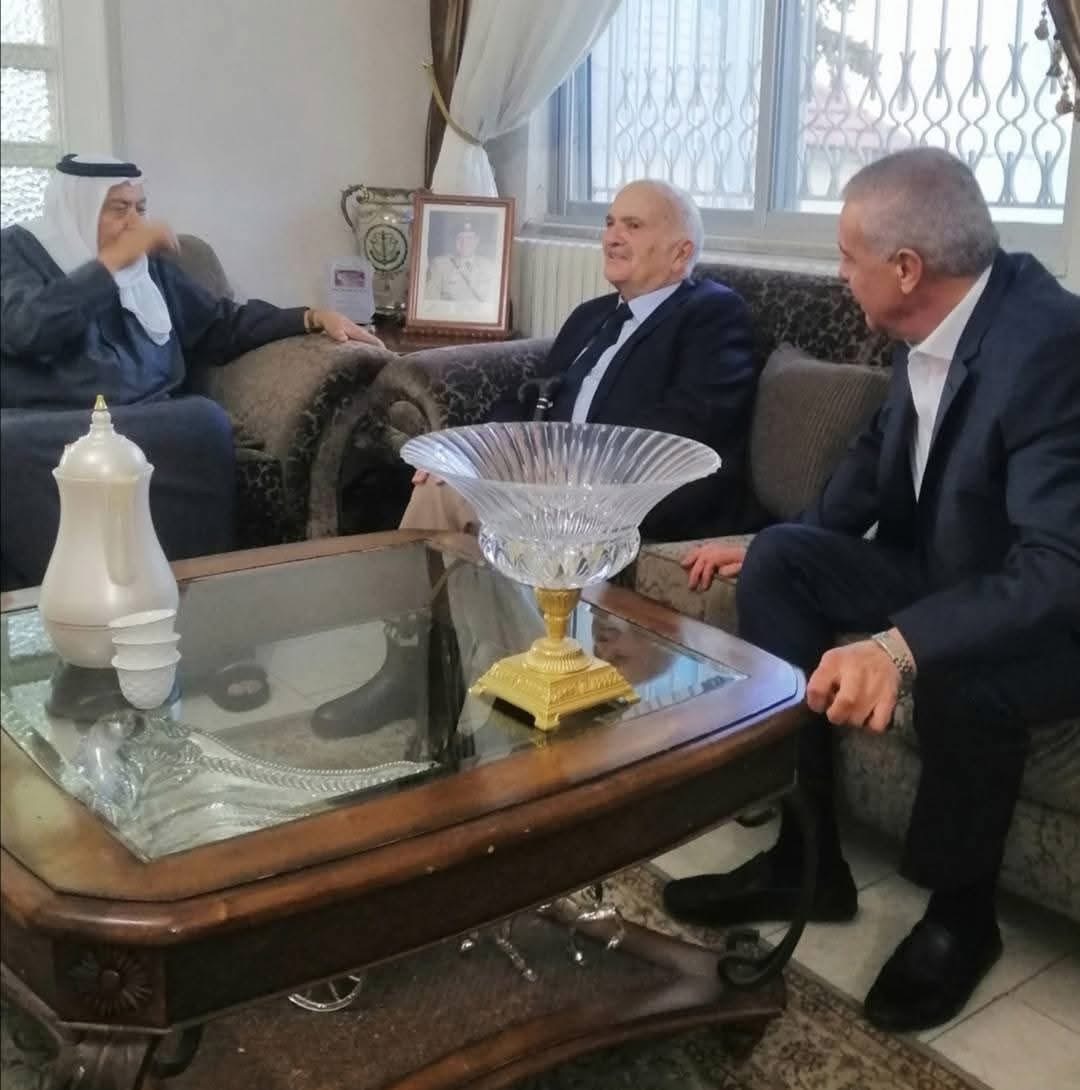 الأمير الحسن يزور الشيخ برجس الحديد للاطمئنان على صحته 