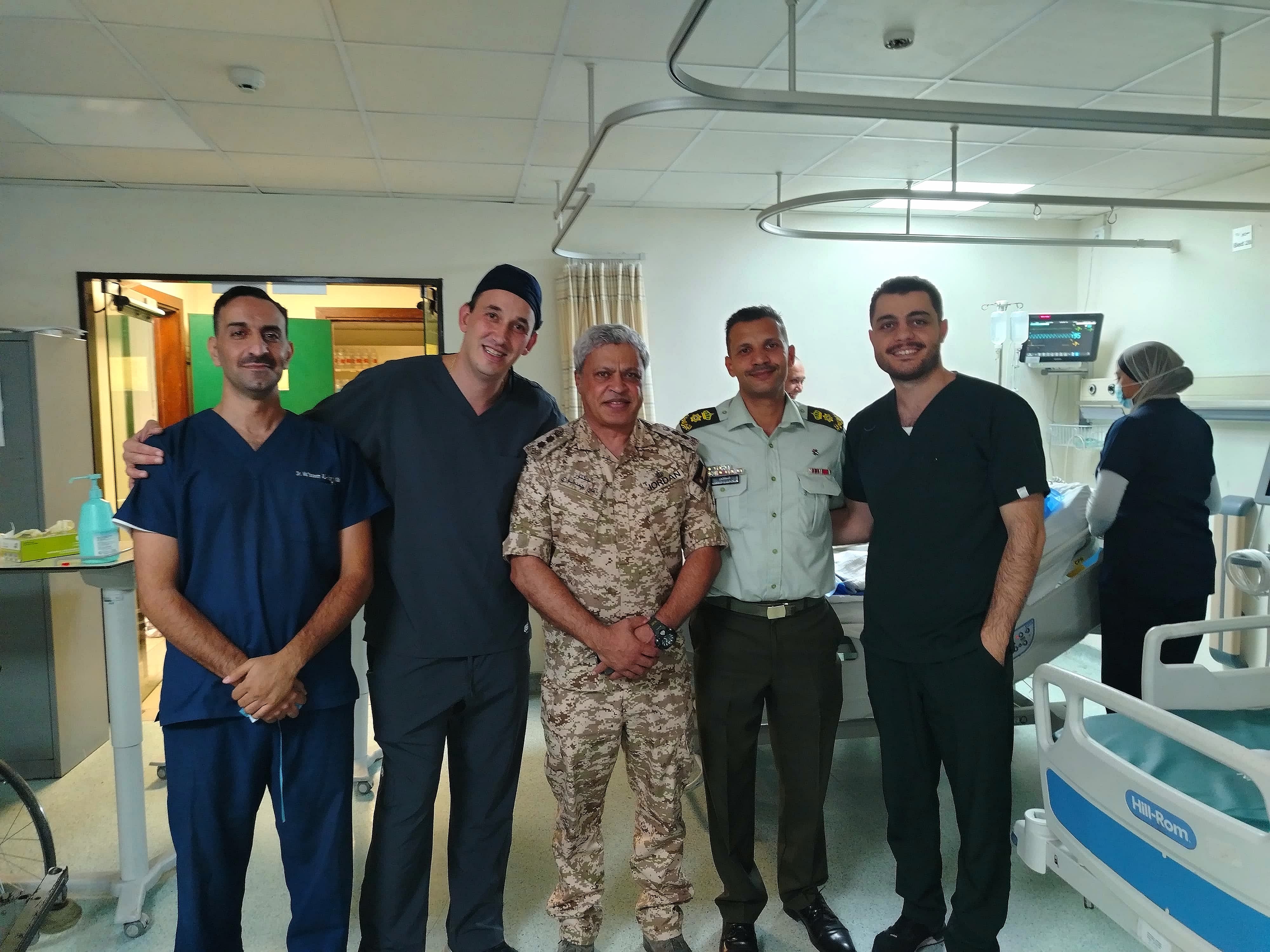 العقيد الدكتور راكان اللوزي وفريقه الطبي نموذج متميز في جراحة الدماغ والأعصاب بمدينة الحسين الطبية
