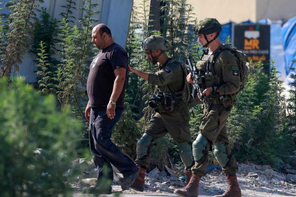 الضفة.. إسرائيل تعتقل 30 فلسطينيا بينهم رئيس بلدية وقادة بـ
