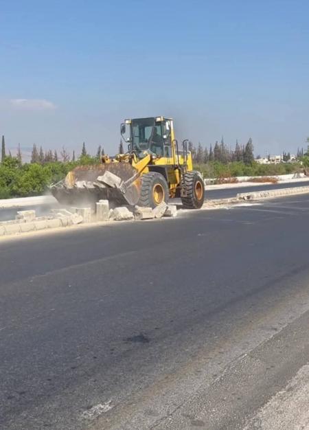 الأشغال العامة تستحدث فتحات التفافية في طريق الأغوار الدولي