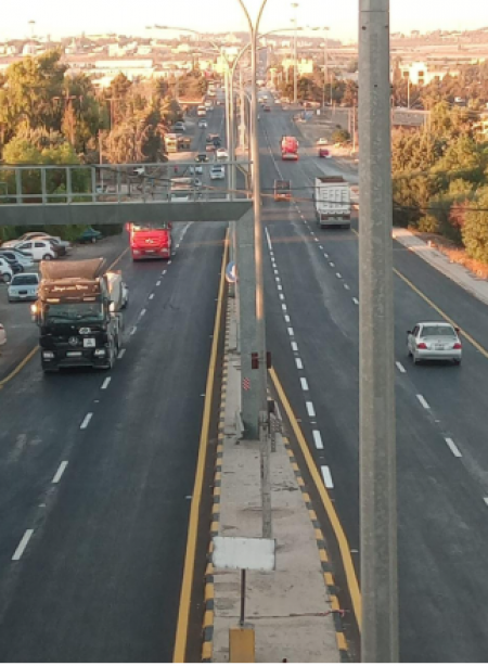 سقوط مدحلة من شاحنة على جسر مأدبا بسبب سوء التحميل