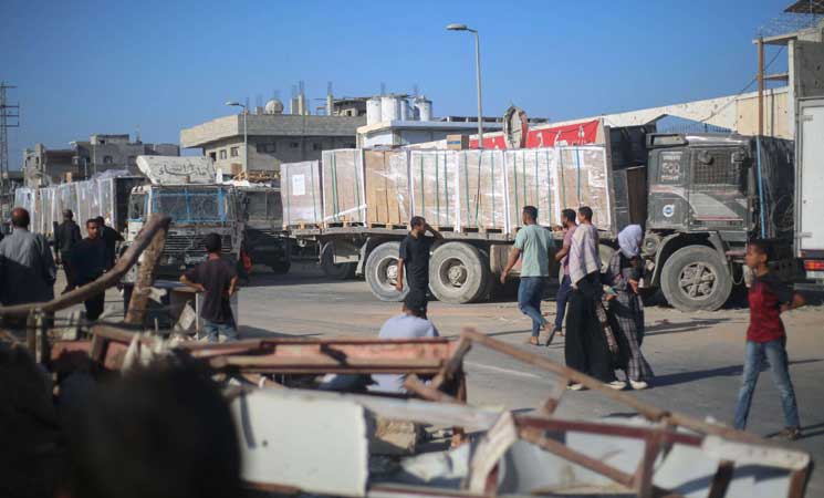 حكومة غزة: 986 شاحنة مساعدات دخلت القطاع منذ بدء وقف النار