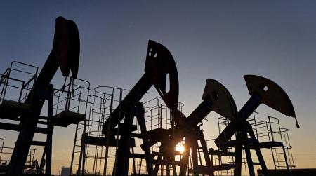 النفط يقفز بأكثر من 2.5% مع تجدد 