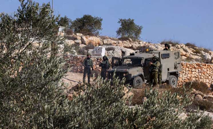 إصابة 3 فلسطينيين من قاطفي الزيتون باعتداءات إسرائيلية جنوب نابلس