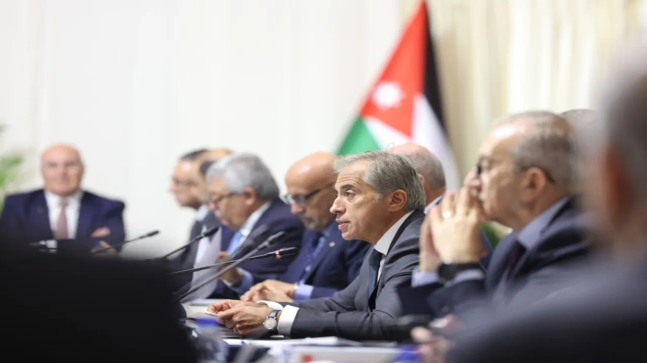 بعد عام على تشكيلها.. حكومة حسّان تتخذ أكثر من 1000 قرار