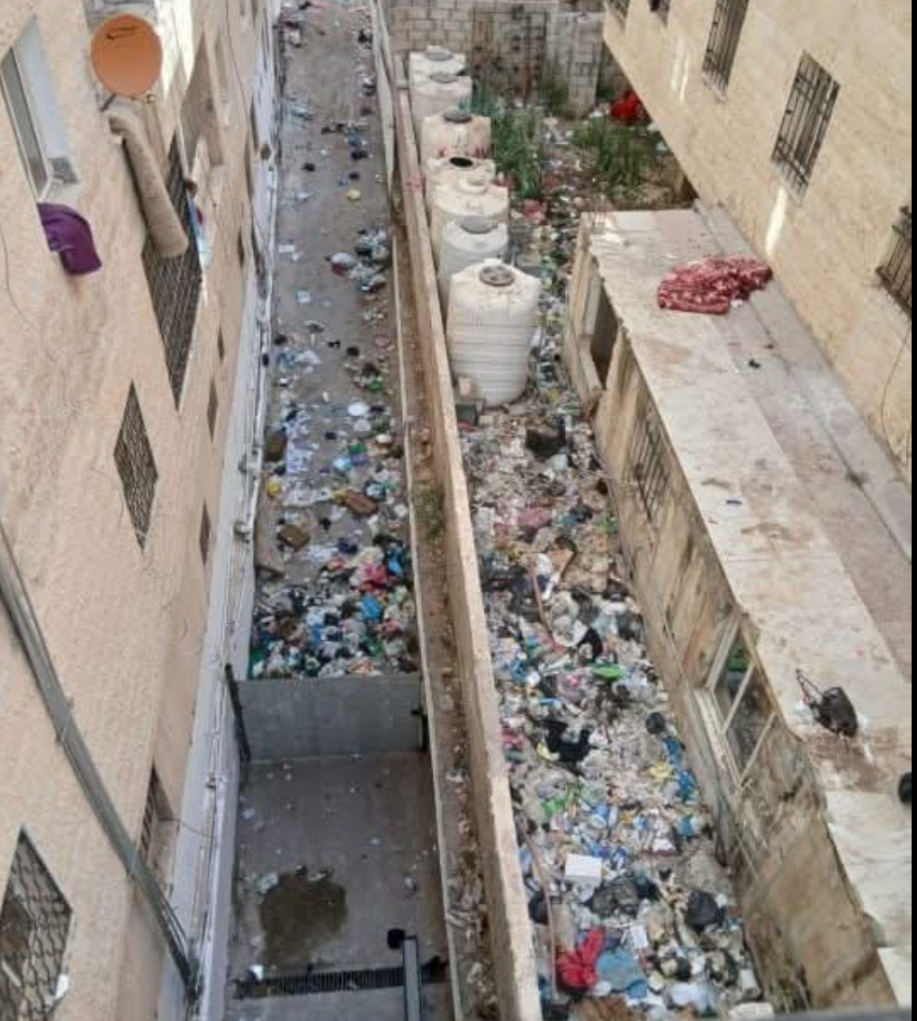 بلدية إربد: قطع مياه عن بناية خالفت شروط النظافة واجراءات قانونية لرمي النفايات العشوائي