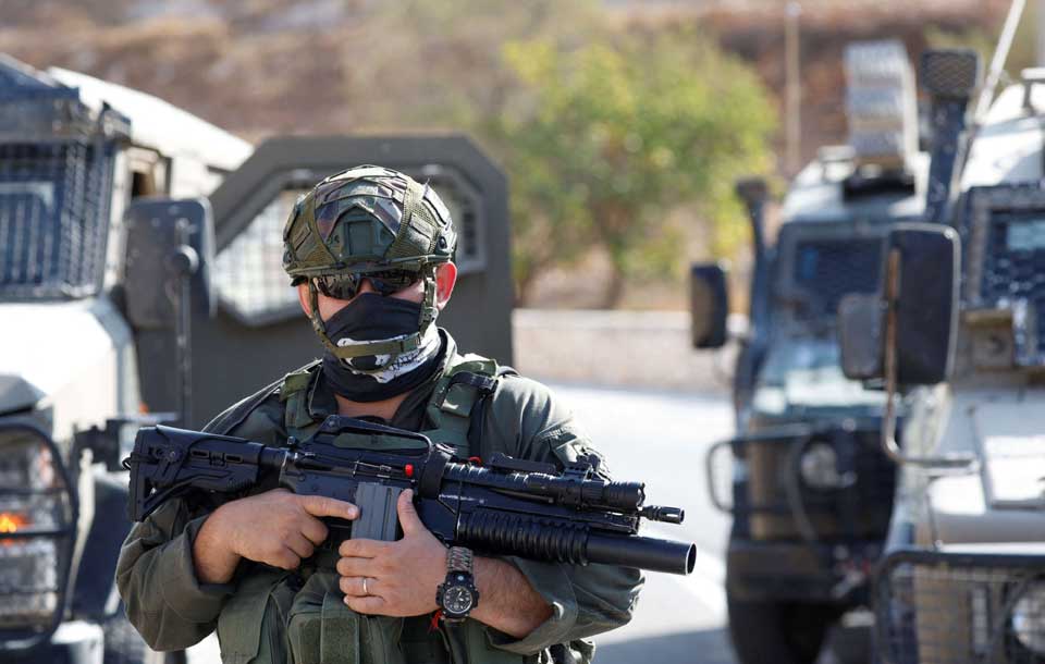 إسرائيل تعتقل أسرى من صفقة التبادل وتهدد الآخرين