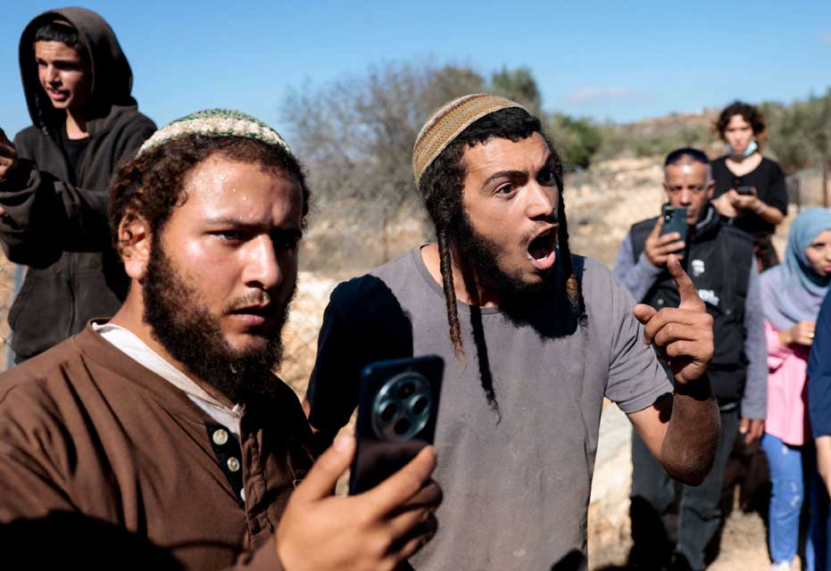 مستوطنون إسرائيليون يقتحمون مدرسة فلسطينية في الضفة ويحطمون محتوياتها