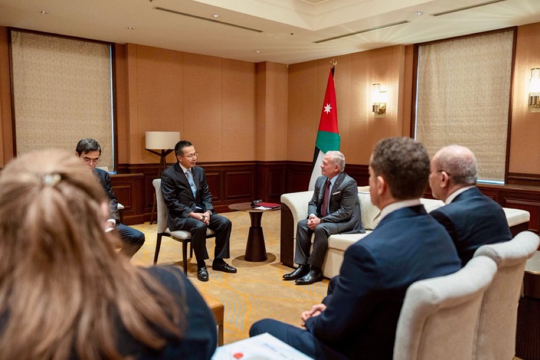 الملك يلتقي رئيس منظمة التجارة الخارجية اليابانية ويدعو لبحث إنشاء نافذة استثمارية مشتركة