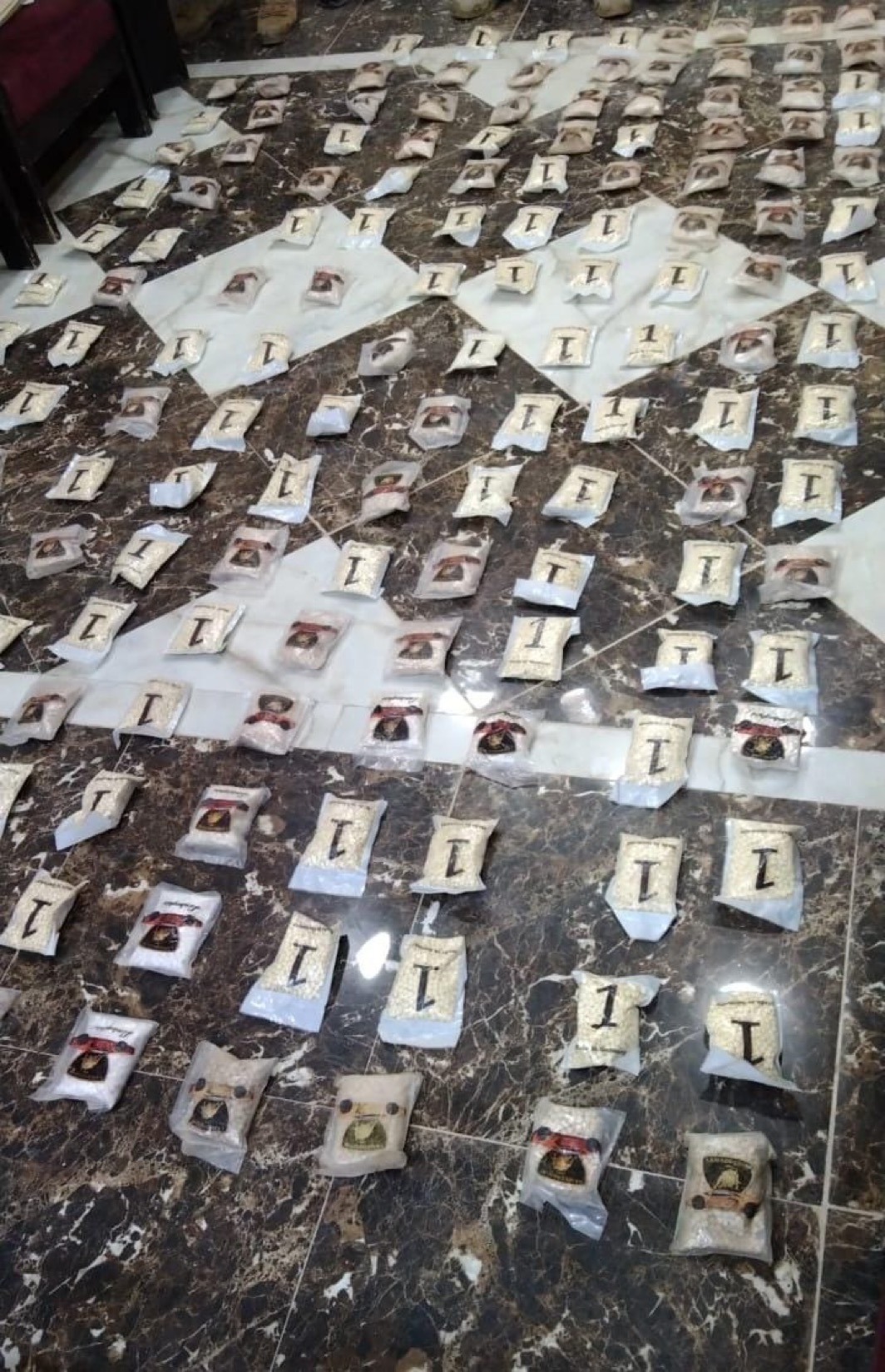 الجيش يحبط تهريب مخدرات بواسطة بالونات في المنطقة الشرقية 63898965269093892437 جانب من المضبوطات جريدة الغد أحبطت المنطقة العسكرية الشرقية فجر الاثنين على واجهتها وضمن منطقة مسؤوليتها محاولة تهريب كمية من المواد المخدرة محملة بواسطة بالونات موجهة بأجهزة بدائية الصنع. وذكر بيان للقوات المسلحة أنه جرى التعامل مع البالونات وإسقاطها وحمولتها داخل الأراضي الأردنية بعد رصدها من قبل قوات حرس الحدود بالتنسيق مع الأجهزة الأمنية وإدارة مكافحة المخدرات، وتم تحويل المضبوطات إلى الجهات المختصة لاتخاذ الإجراءات اللازمة. الأردن القوات المسلحة تهريب مخدرات Copy FacebookXLinkedInWhatsAppMessengerTelegramEmailPrintCopy Linkتابع صحيفة الغد في تطبيق نبضShare ذات صلة G5j7PCuWkAACRfN الملك يلتقي رئيس الجمعية الوطنية (البرلمان) في فيتنام 12 تشرين الثاني 2025 جلالة الملك عبدالله الثاني الملك يلتقي اليوم الرئيس الفيتنامي 12 تشرين الثاني 2025 f98ca555-235f-4849-88c0-2adced997b5b العيسوي: مواقف الملك الثابتة تجسّد شجاعة القيادة الهاشمية في الدفاع عن الوطن وقضايا الأمة 10 تشرين الثاني 2025 رئاسة الوزراء مجلس الوزراء يعقد جلسته اليوم في محافظة العاصمة 29 تشرين الأول 2025 اقرأ أيضا الدكتور عادل البلبيسي مكافحة الأوبئة: نسبة الإصابة بكورونا لا تتجاوز 3% منذ 47 دقيقة الملك خلال زيارته للباكستان ولقائه رئيس وزرائها أول من أمس آسيا.. جولة ملكية ترسم ملامح مرحلة جديدة في العلاقات الدولية منذ10 ساعة ضباب يلف أحد شوارع عمان جراء الأمطار الأخيرة-(تصوير: محمد الجندي) هل تكسر الأمطار الخريفية حالة الجفاف وتنعش الموسم؟ منذ10 ساعة مجمع النقابات المهنية في عمان-(أرشيفية) غوشة: %19 بطالة المهندسين والمطلوب إعادة النظر بالسياسات التعليمية منذ10 ساعة 4095260 الموافقة على مشروع قانون استغلال الذهب والمعادن في منطقة أبو خشيبة منذ11 ساعة جانب من الورشة التدريبية جمعية