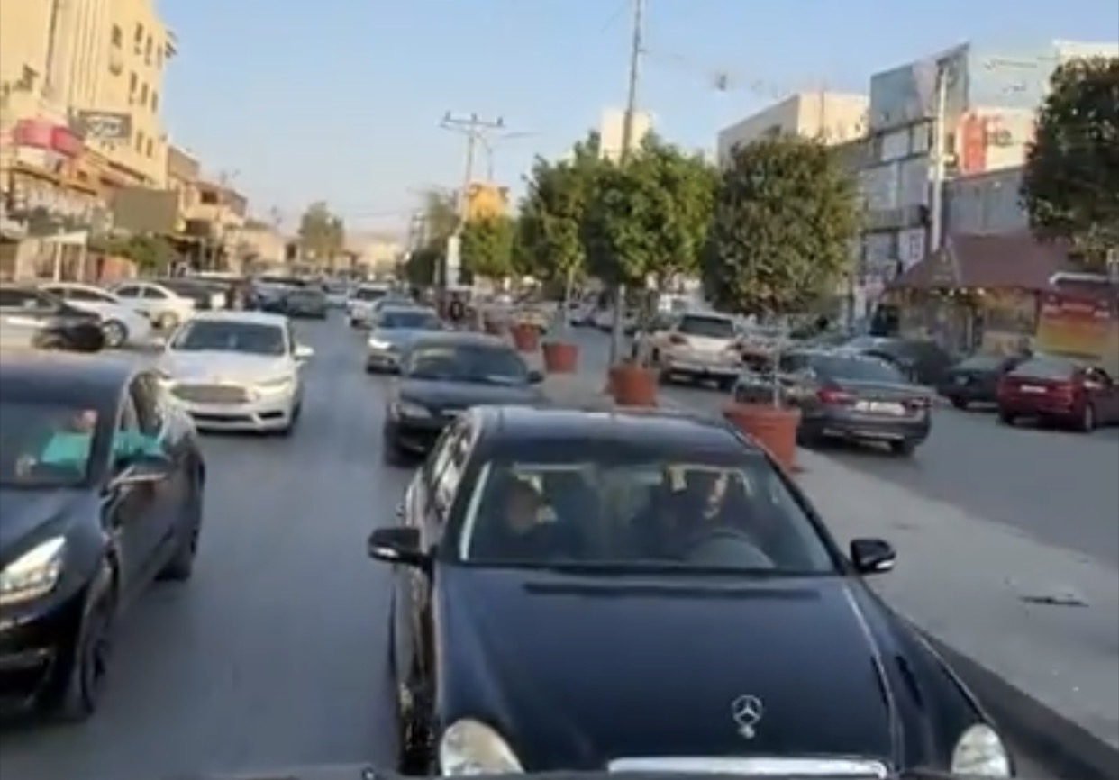 المفرق تعجّ بمواكب احتفالية ابتهاجًا بتولّي أحد أبنائها منصبًا نيابيًا