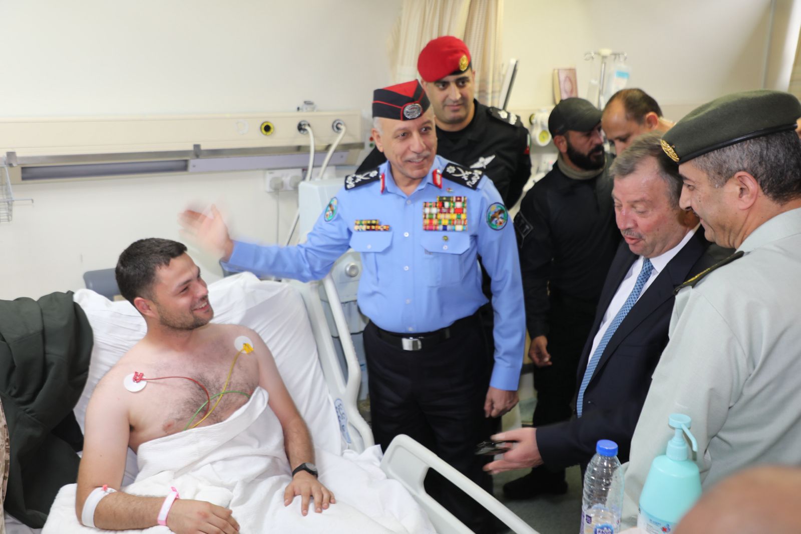 مديرا المخابرات العامة والأمن العام يطمئنان على مصابي المداهمة الأمنية في الرمثا