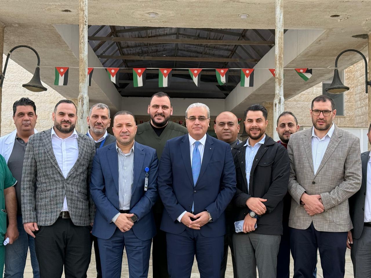 البدور يكرّم طاقم مستشفى الرمثا الذي استقبل وعالج أبناءنا في المداهمة الأخير.