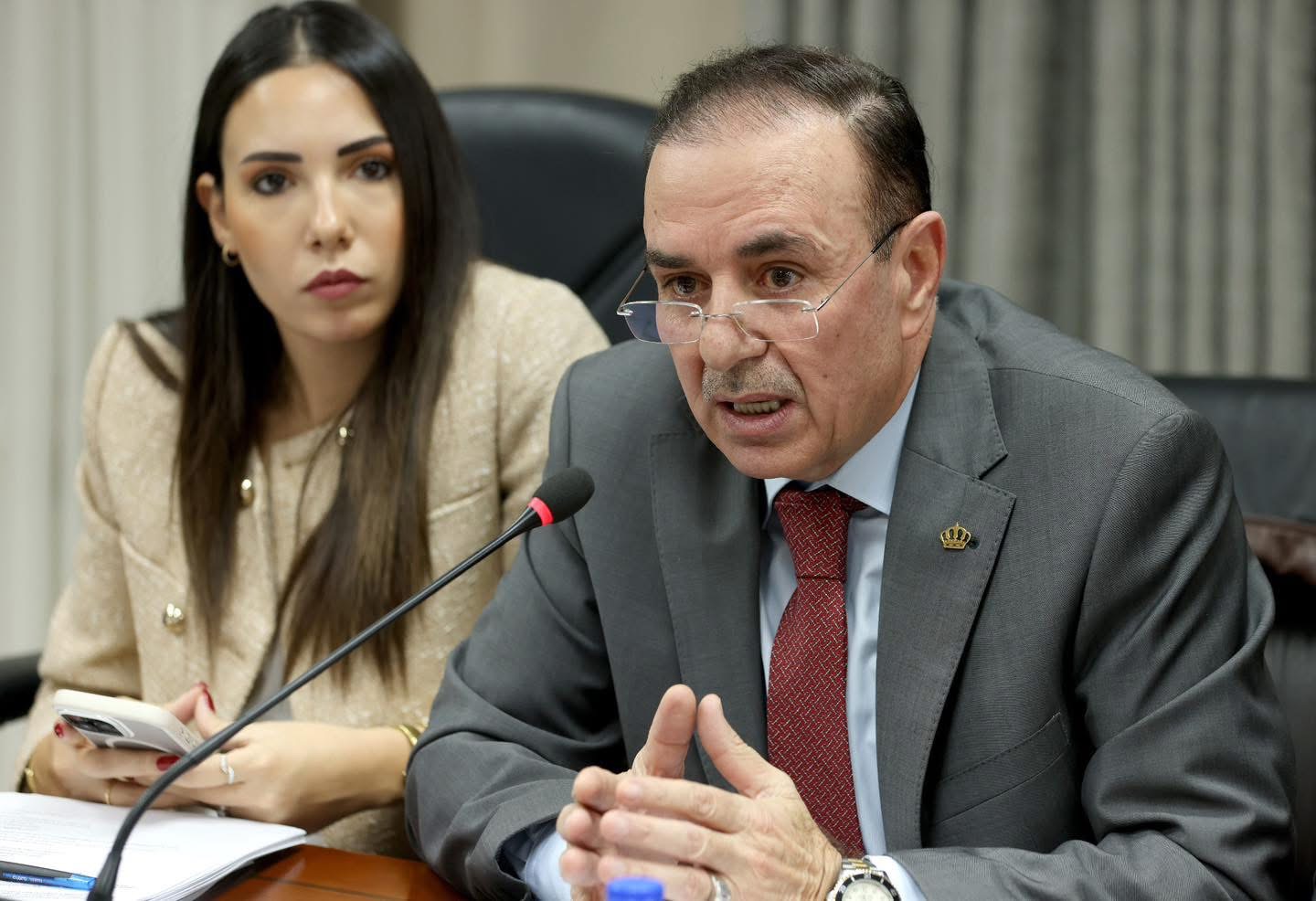 الزعبي: المواطن ما يزال يعاني وخطط معهد الإدارة 