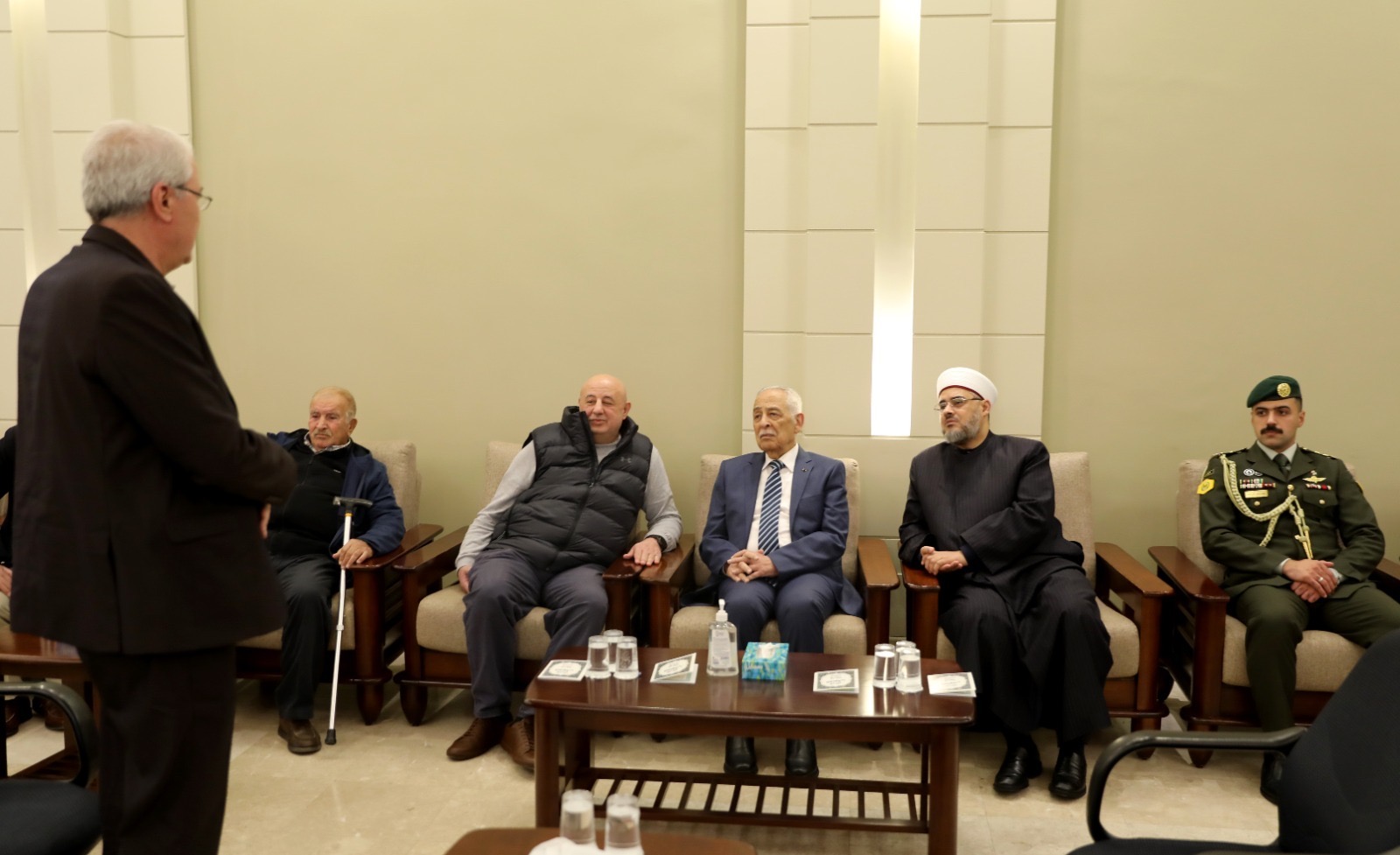 مندوبا عن الملك وولي العهد.. العيسوي يعزي عشيرة البطاينة