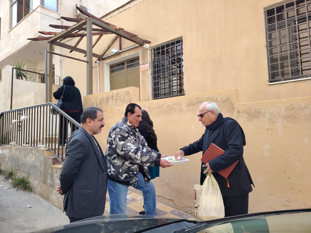 أعضاء المجلس المحلي لمركز أمن طارق يشاركون أبناء الطائفة المسيحية فرحة العيد المجيد (صور)