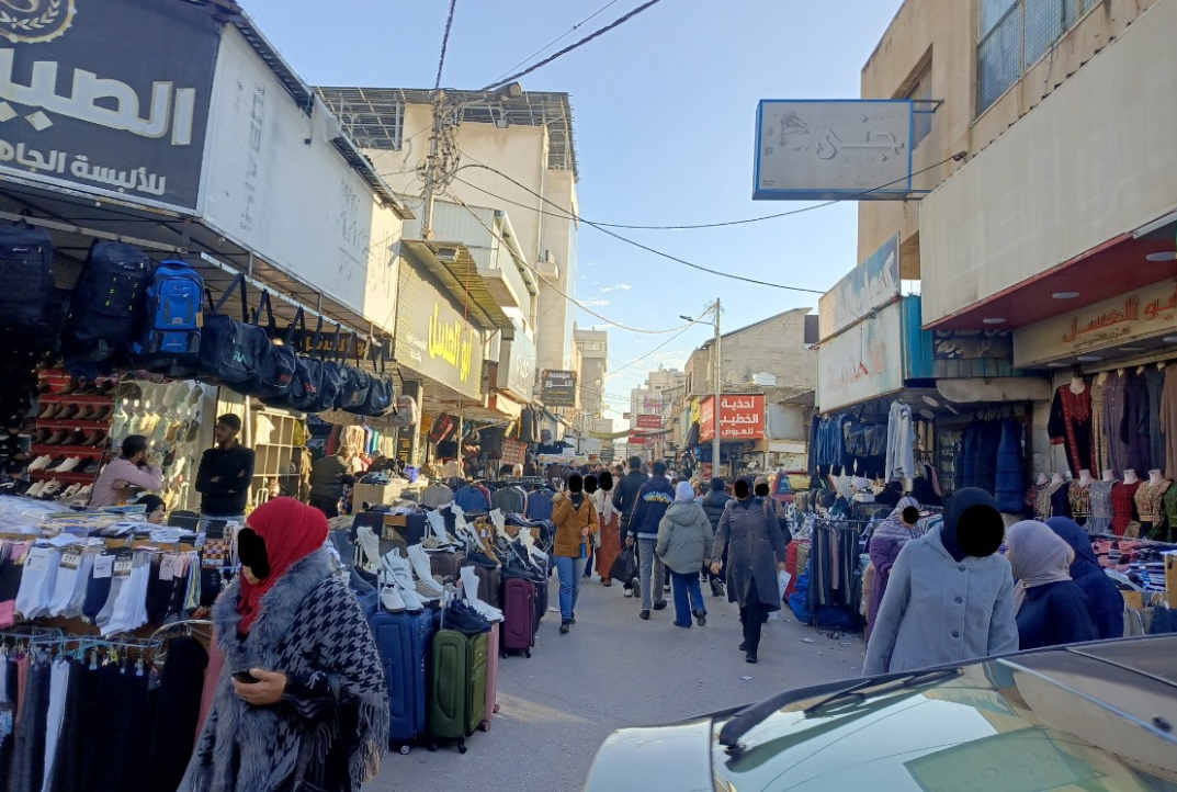 عدسة صوت الحق ترصد انتعاشًا ملموسًا في أسواق إربد مع نهاية 2025