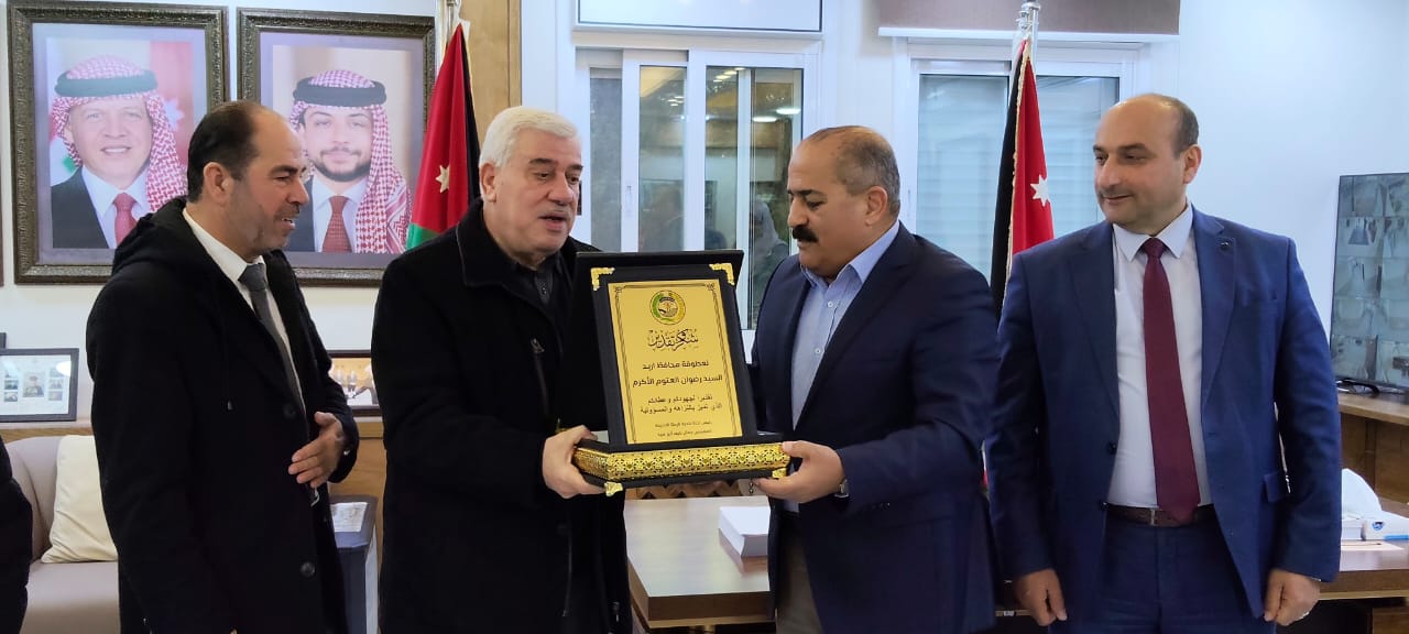 في لفتة تقديرية.. بلدية الرمثا الجديدة تُكرم محافظ إربد رضوان العتوم
