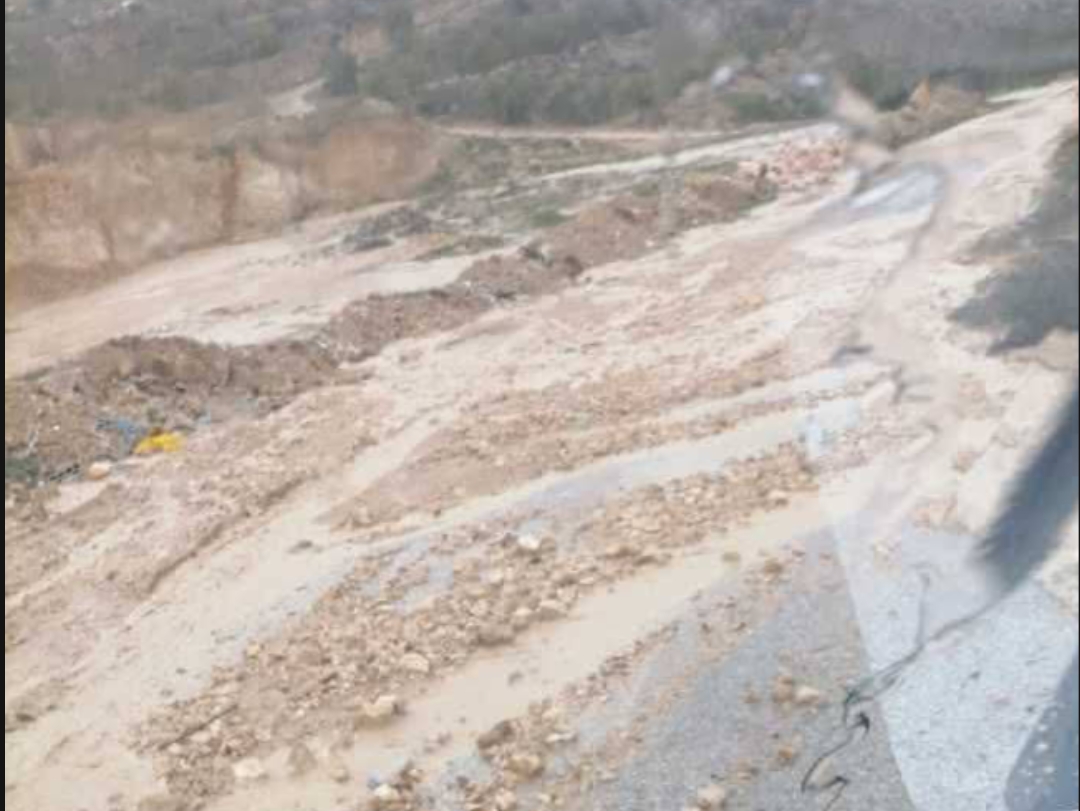 تساؤلات حول دور أشغال بني كنانة في صيانة طريق ملكا – إسعرة شديدة الخطورة 