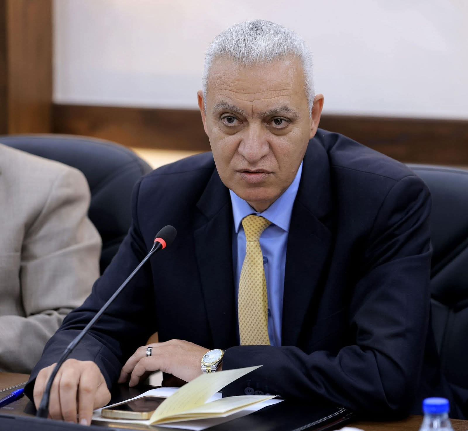 العموش للصحفيين: هل يقبل أحدكم أن يصور هاتفه وهو يتراسل مع زوجته؟