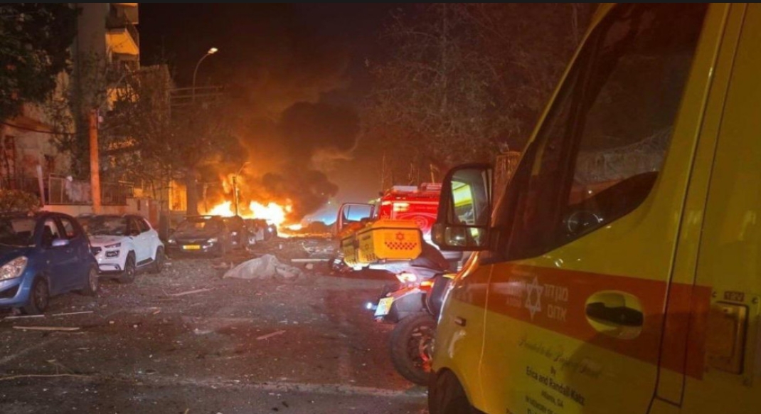 وإصابة 21 جراء سقوط صواريخ إيرانية في تل أبيب